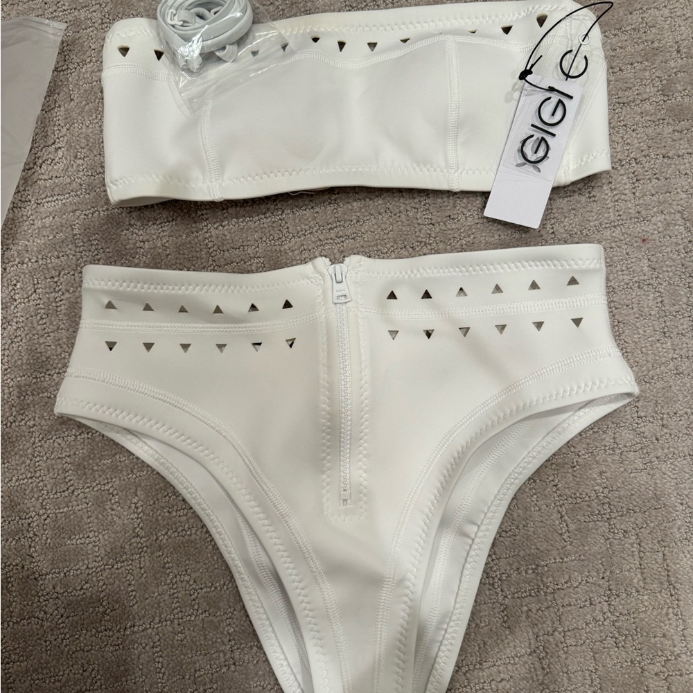 Beautiful bandeau style bikini, optional strap included. Zipper front